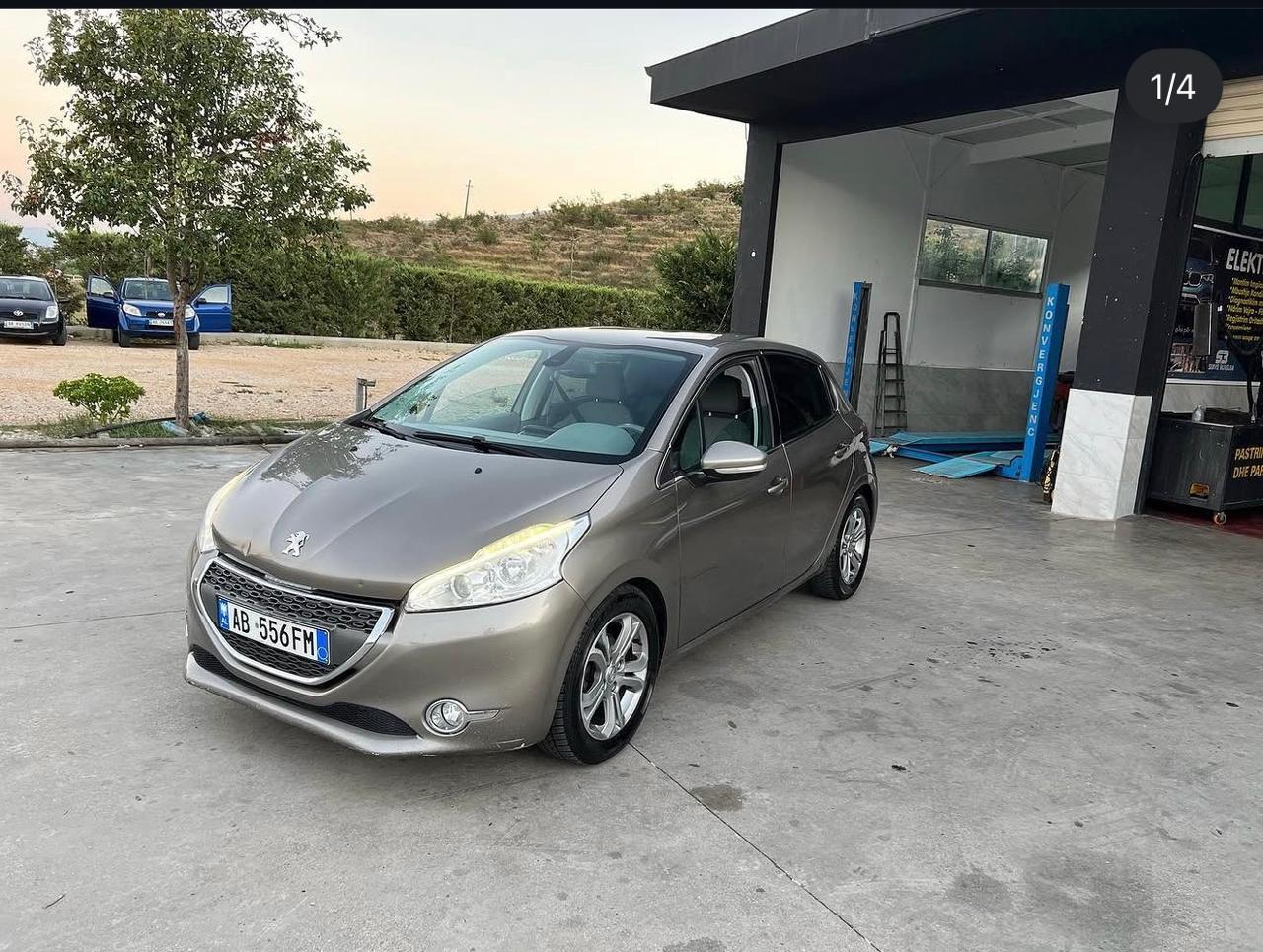 PEUGEOT 208